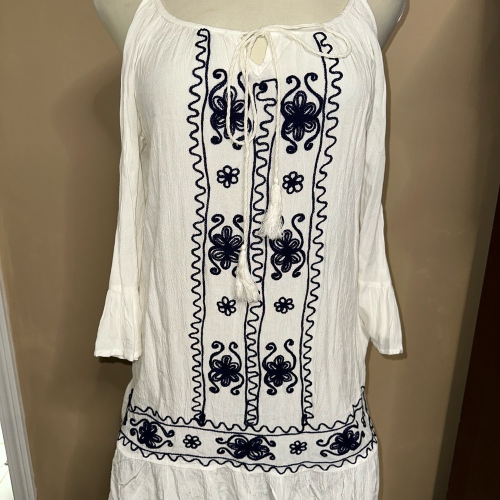 NEW Exist White Dress with Navy Embroidery - Picture 2 of 9